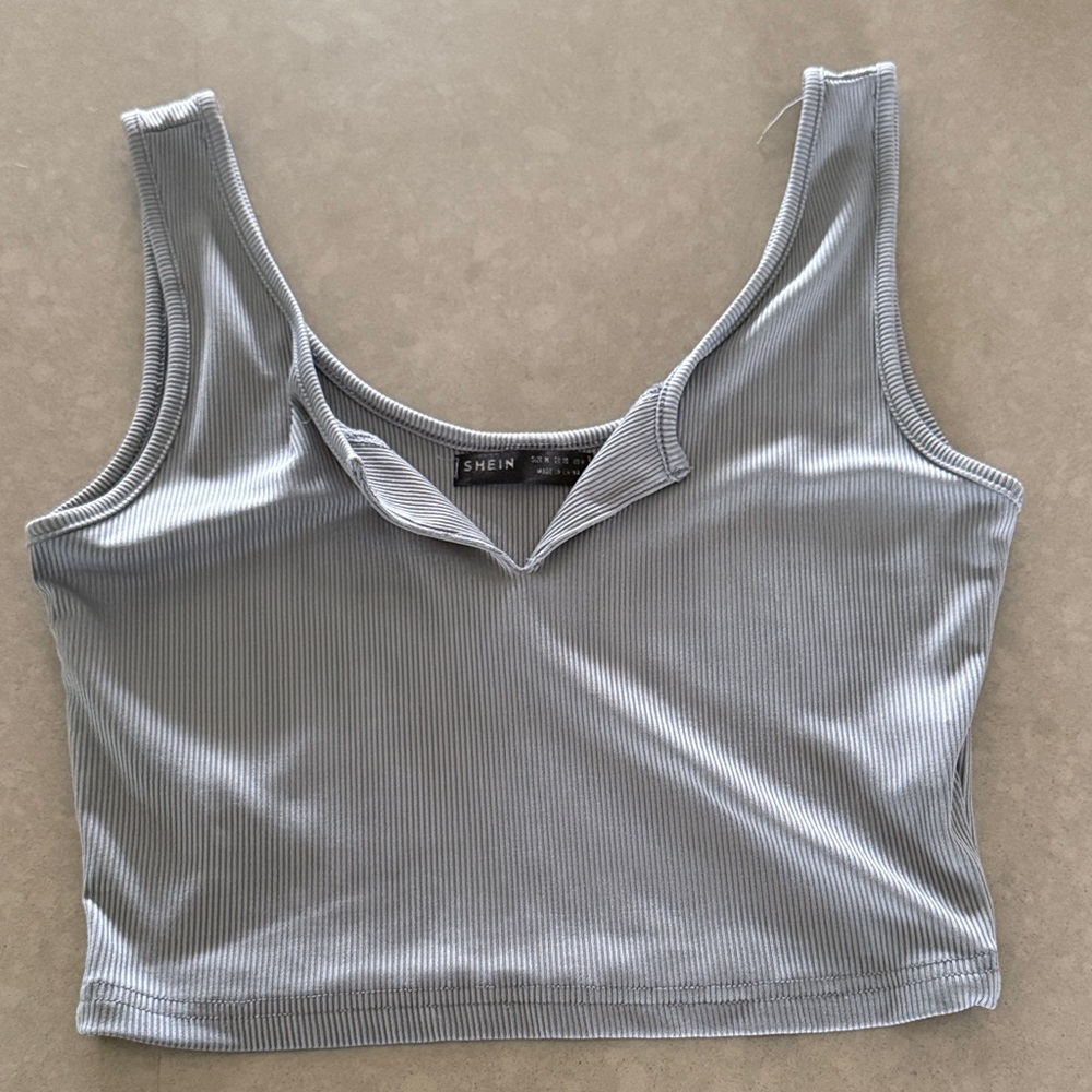 Ribbed V-Notch Cropped Tank Top
